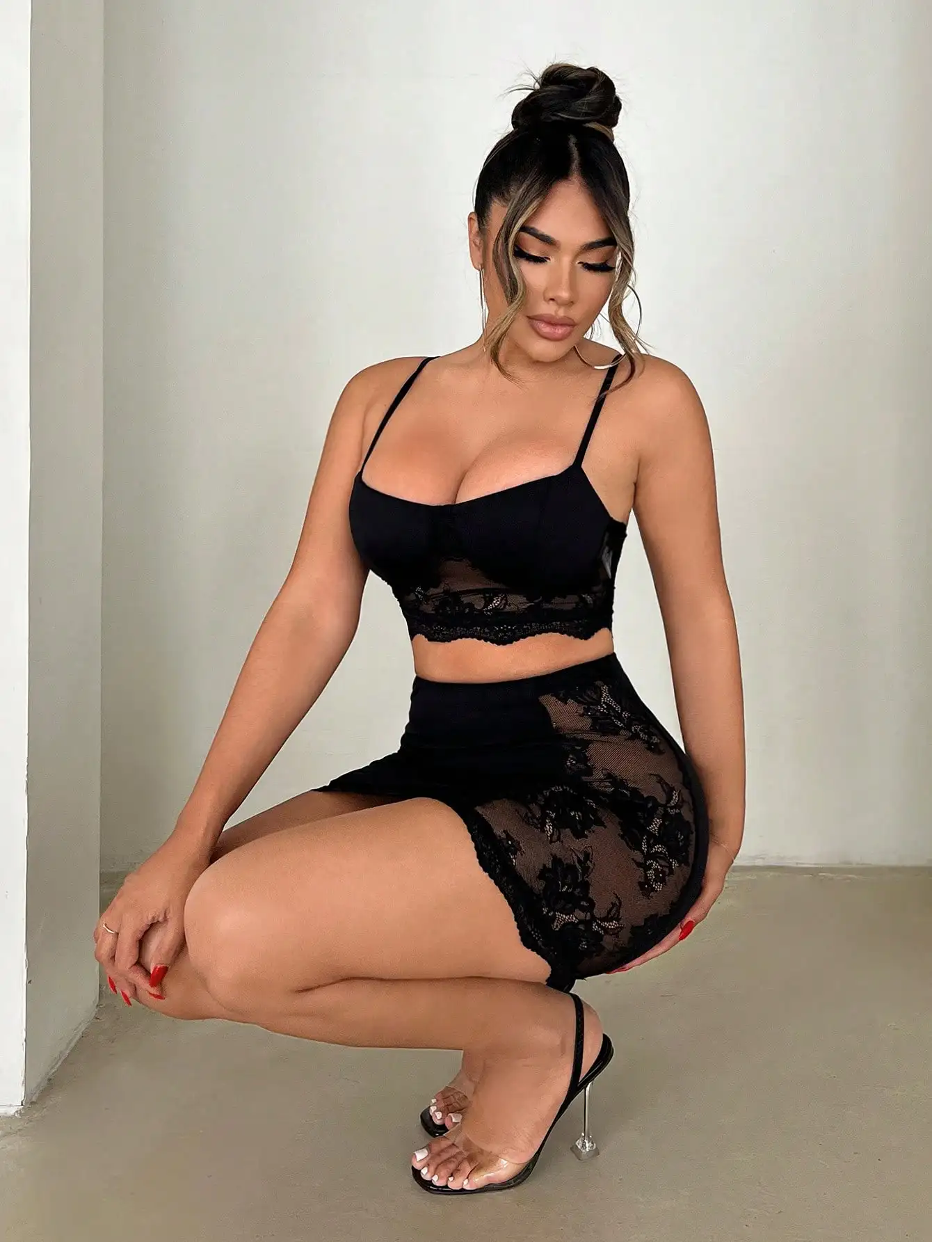 Черный комплект из двух предметов с кружевными вставками для женщин - сексуальный укороченный топ и мини-юбка, облегающий крой, для весенне-летних вечеринок
Черный комплект из двух предметов с кружевными вставками для женщин - сексуальный укороченный топ и мини-юбка, облегающий крой, для весенне-летних вечеринок