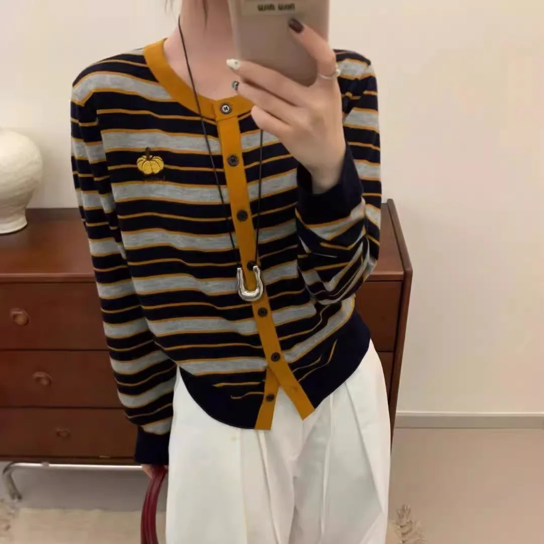 Faionable Long Sve Knitted Cardigan round Ne Pumpkin Embroidery Striped Fine Wool Women's Autumn Winter Sweater
Faionable Long Sve Knitted Cardigan round Ne Pumpkin Embroidery Striped Fine Wool Women's Autumn Winter Sweater