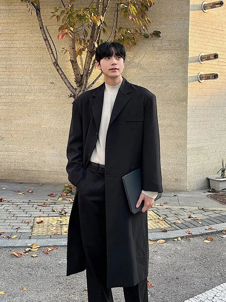 Пальто из шерстяной смеси, зимнее, мужское, повседневное, непринужденное, комфортное, простое, однотонное, скромное, умеренное, практичное, разумное, стильное.
Пальто из шерстяной смеси, зимнее, мужское, повседневное, непринужденное, комфортное, простое, однотонное, скромное, умеренное, практичное, разумное, стильное.