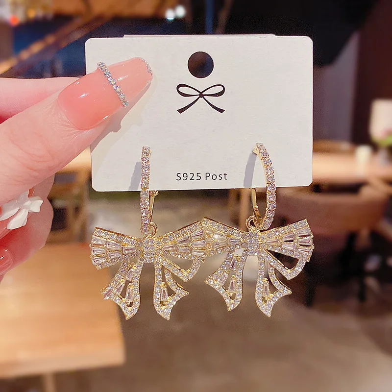 2022 New Fashion Exaggerated Big Bow Earrings Women Inlaid Super Diorite Zircon Earrings S925 Silver Needle Earrings For Women
2022 New Fashion Exaggerated Big Bow Earrings Women Inlaid Super Diorite Zircon Earrings S925 Silver Needle Earrings For Women