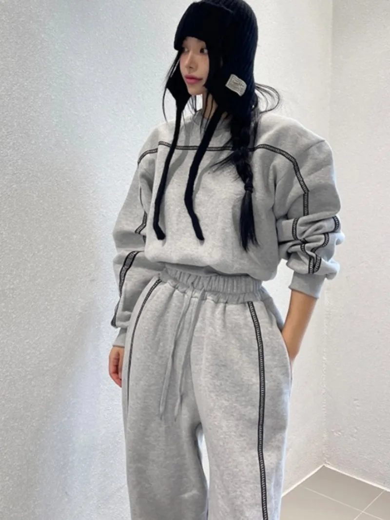 Шикарный осенне-зимний свободный длинный свитшот Све с высокой талией, повседневный комплект брюк, удобный женский наряд с модным дизайном
Шикарный осенне-зимний свободный длинный свитшот Све с высокой талией, повседневный комплект брюк, удобный женский наряд с модным дизайном