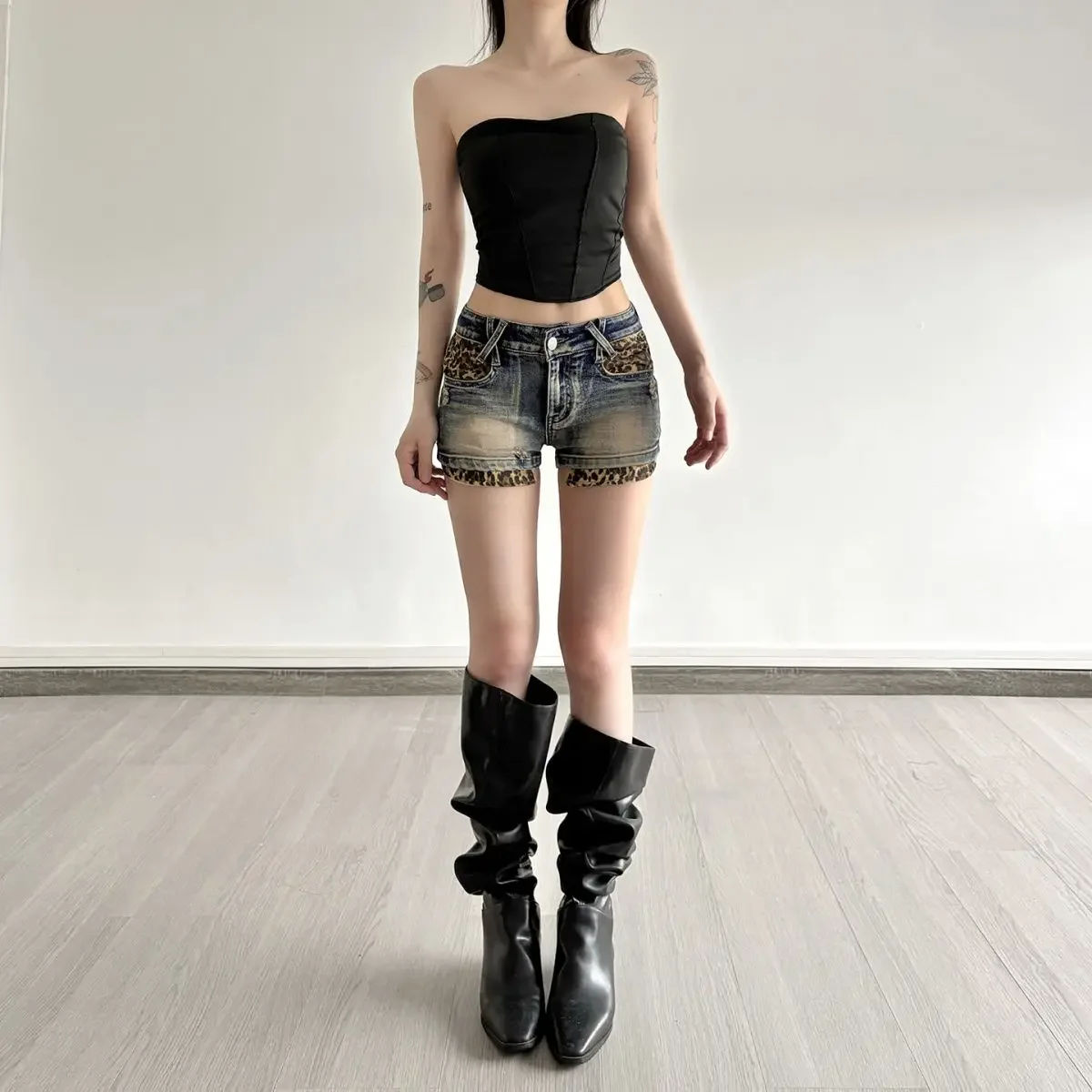 2025 Sumemr Vintage Streetwear Washed Leopard Print Denim Shorts Women American Retro Sexy Low Rise Y2k Slim Fit Bodycon Jeans
2025 Sumemr Vintage Streetwear Washed Leopard Print Denim Shorts Women American Retro Sexy Low Rise Y2k Slim Fit Bodycon Jeans