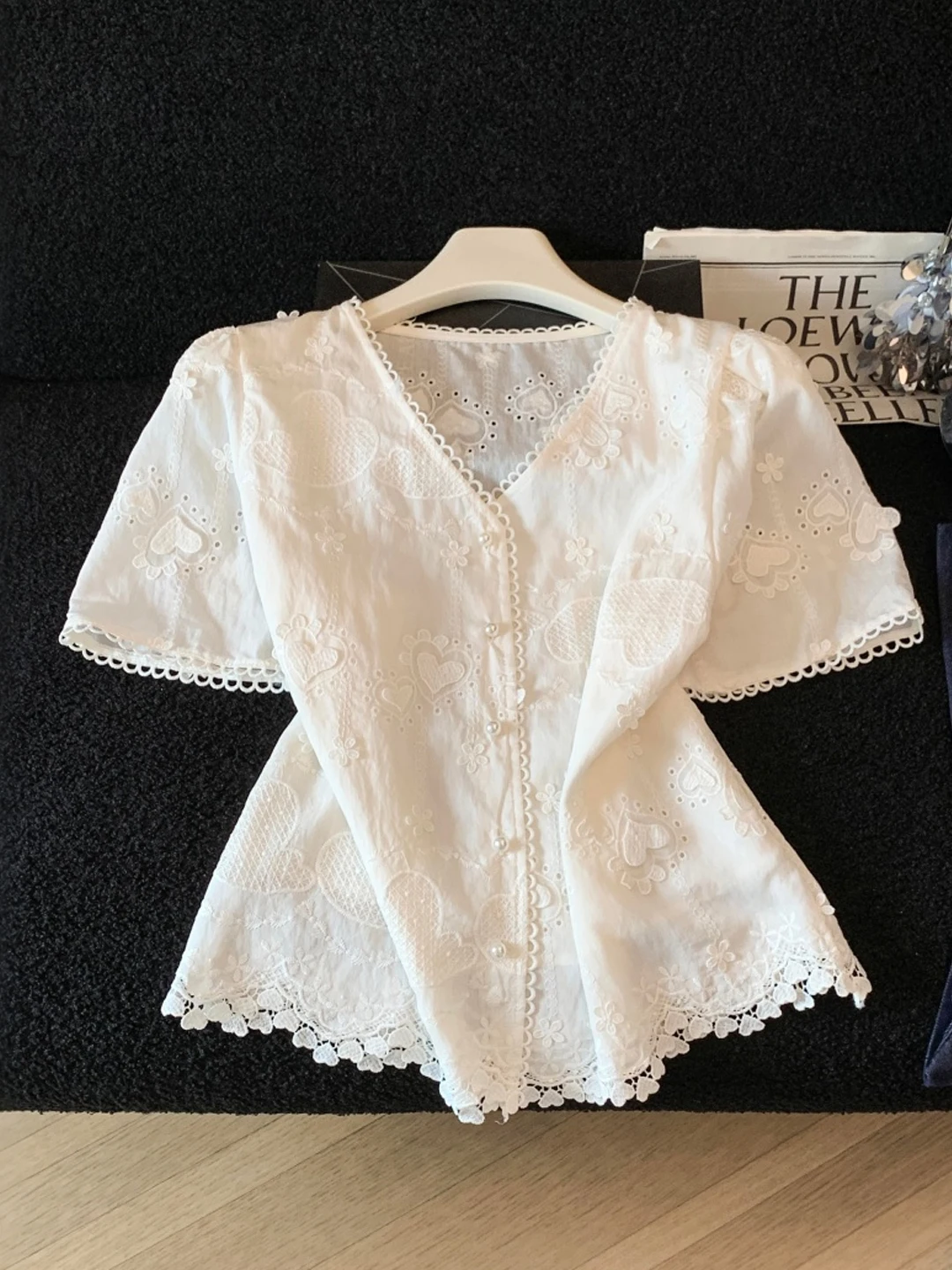 Elegant Lace Trim V-Neck Short Sleeve Shirt Women's Style Summer 2026 New Fashion High-End Feel Unique Top Korean Version Loo...
Elegant Lace Trim V-Neck Short Sleeve Shirt Women's Style Summer 2026 New Fashion High-End Feel Unique Top Korean Version Loo...
