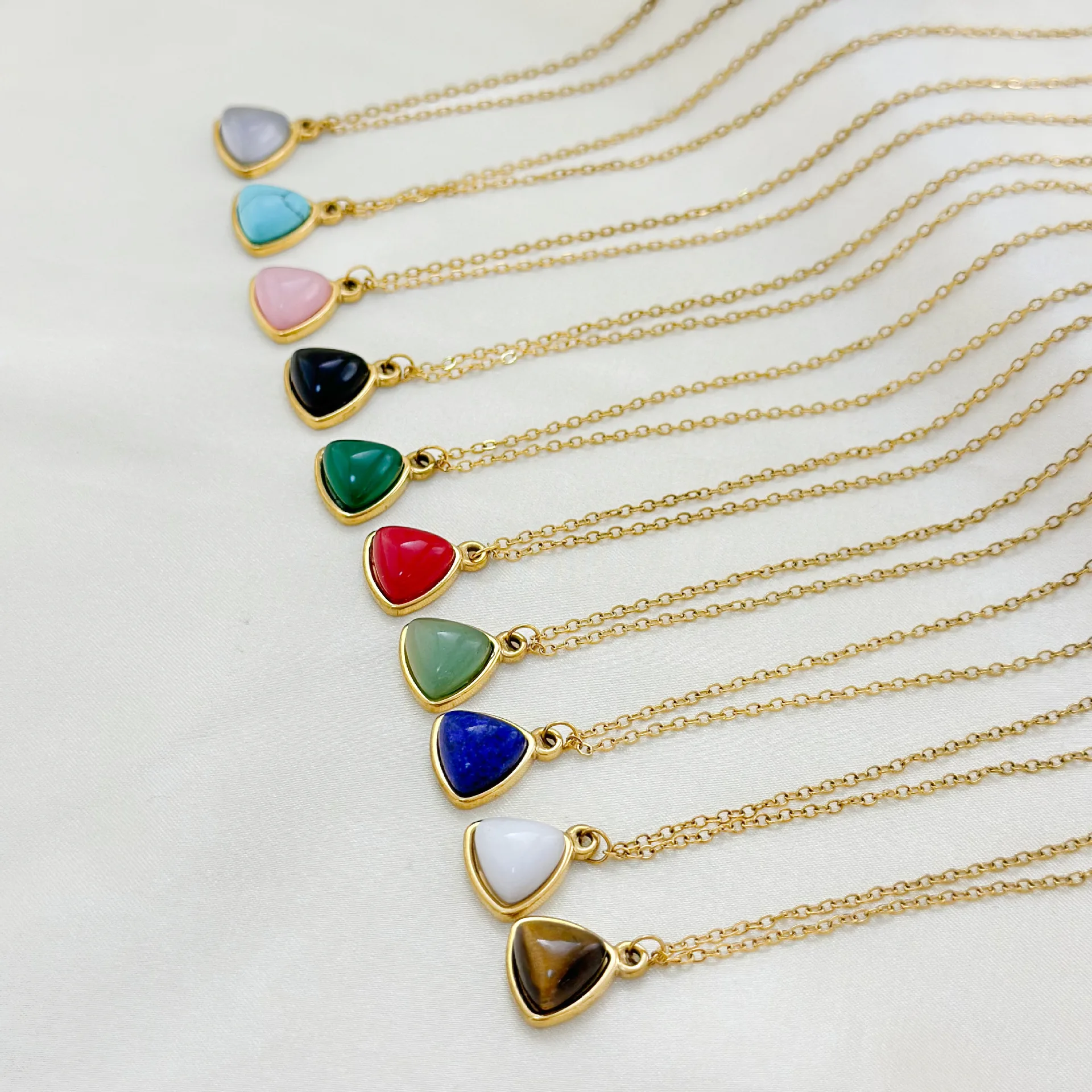 Hot Selling Natural Gem Stone Triangle Pendant Blue Lapis Turquoise Green Black Agate 18k Gold Plated Women Retro Short Necklace
Hot Selling Natural Gem Stone Triangle Pendant Blue Lapis Turquoise Green Black Agate 18k Gold Plated Women Retro Short Necklace