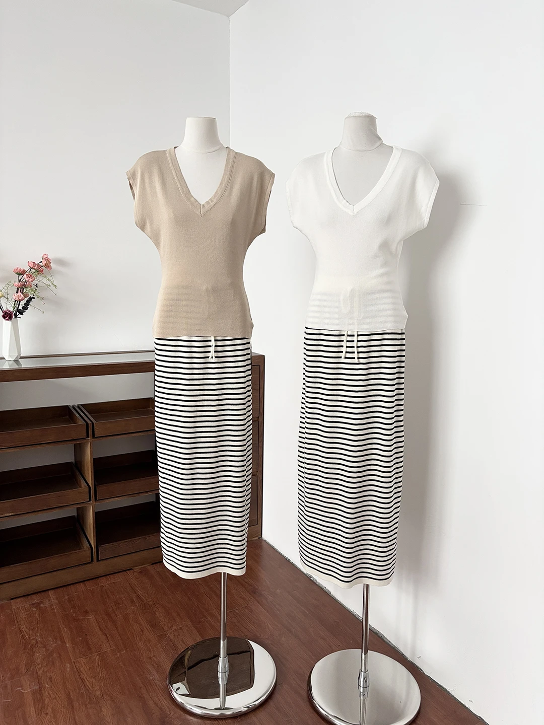 Summer 2026 Women's V-neck Short Sleeve Knitted Top And Half Skirt Slimming Casual Two-piece Set Polyester Fiber Universal Size
Summer 2026 Women's V-neck Short Sleeve Knitted Top And Half Skirt Slimming Casual Two-piece Set Polyester Fiber Universal Size