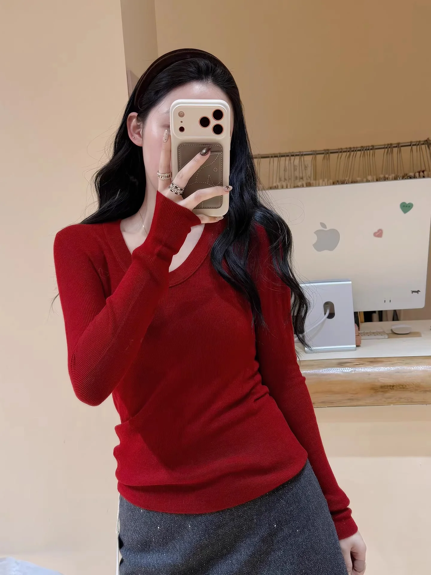 Red V-Neck Knitted Slim Fit Base Shirt Women's Autumn Winter High-End Feeling Sweater Inner Wear Commute Style Korean Version
Red V-Neck Knitted Slim Fit Base Shirt Women's Autumn Winter High-End Feeling Sweater Inner Wear Commute Style Korean Version