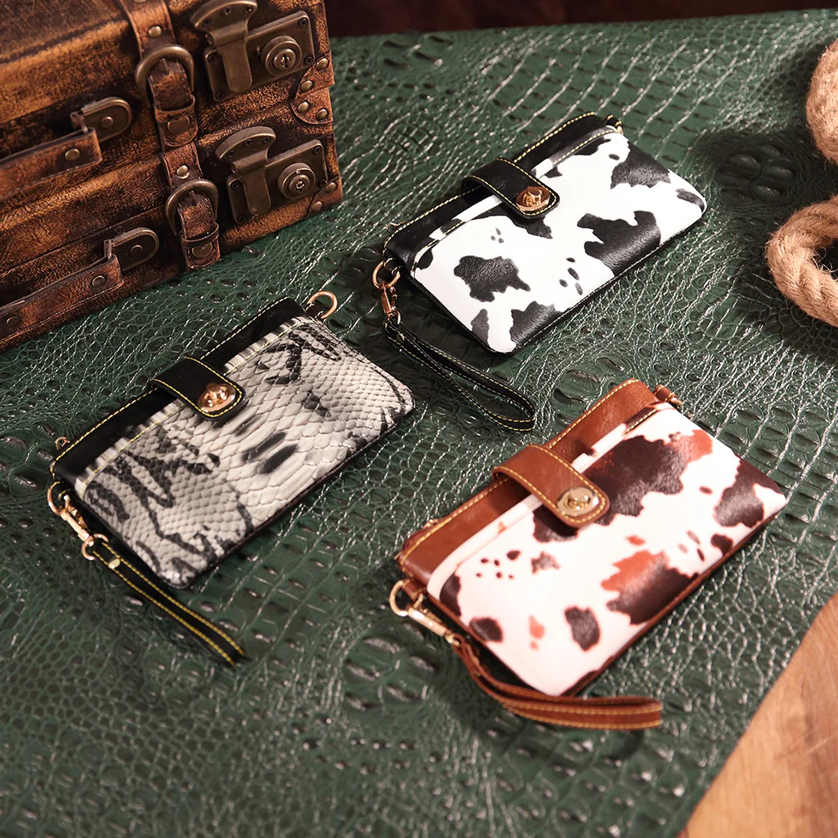 European and American Retro Printing Western Women's Bohemian Small Messenger Bag Hand Wallet Dompet Pria Kanvas
European and American Retro Printing Western Women's Bohemian Small Messenger Bag Hand Wallet Dompet Pria Kanvas
