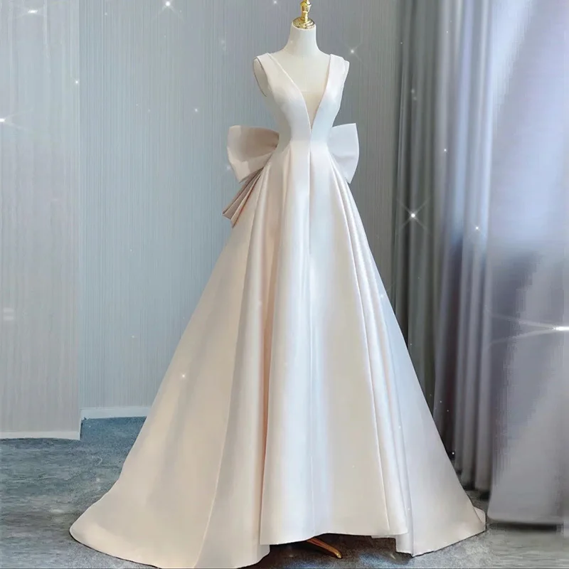 French Minimalist Retro Satin Front and Back V-neck Backless Bow Decoration with A Large Tail for The Bride's Wedding Dress
French Minimalist Retro Satin Front and Back V-neck Backless Bow Decoration with A Large Tail for The Bride's Wedding Dress