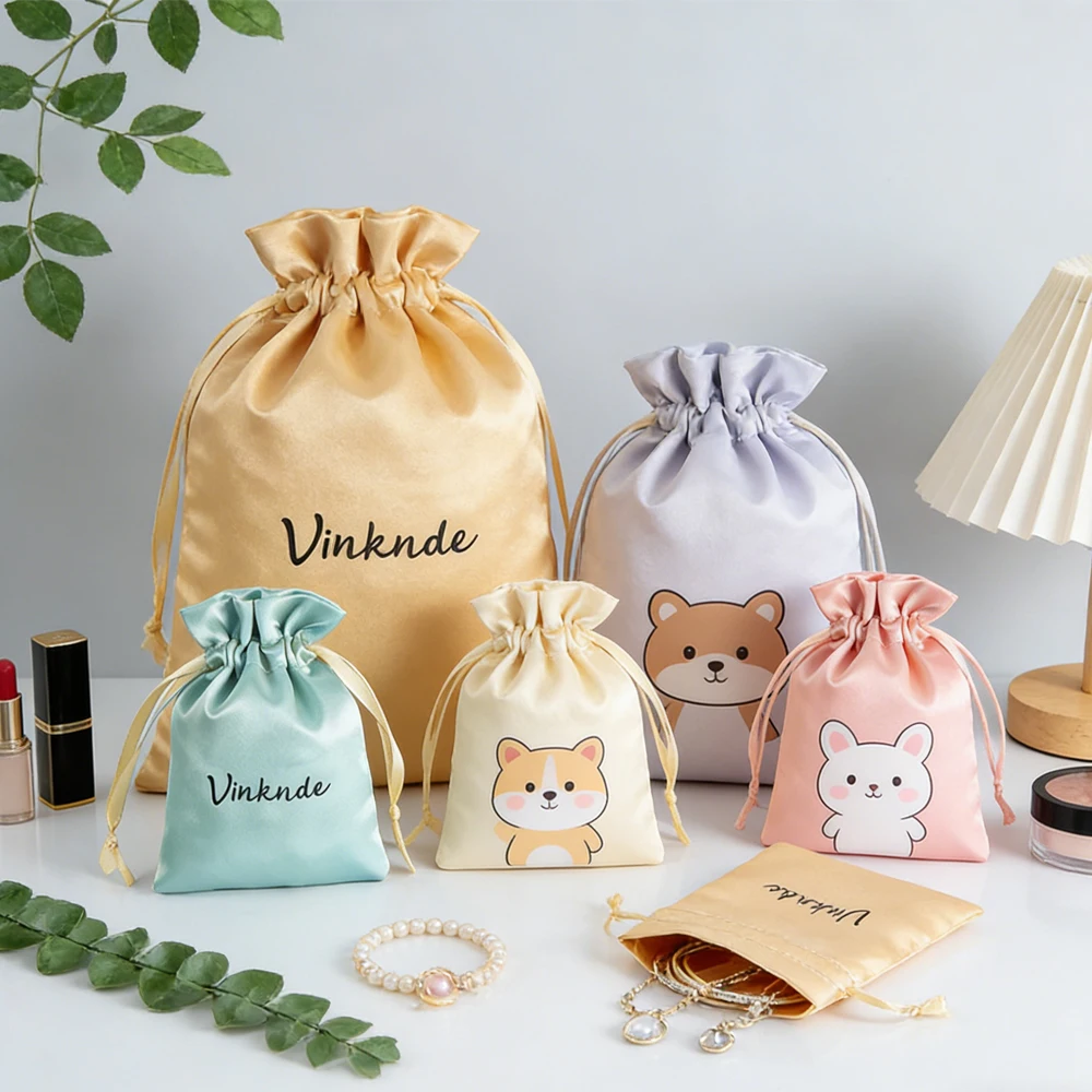 Многоразовые сатиновые мешочки на шнурке с индивидуальным логотипом и милым мультяшным дизайном, портативные косметички-подарки для вечеринок и свадебных сувениров
Многоразовые сатиновые мешочки на шнурке с индивидуальным логотипом и милым мультяшным дизайном, портативные косметички-подарки для вечеринок и свадебных сувениров