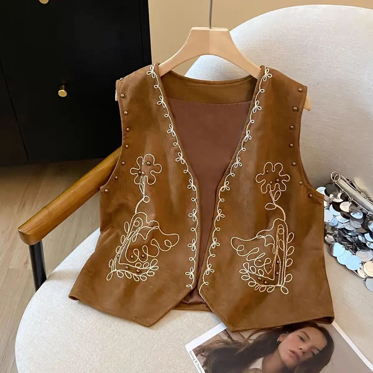 Новое поступление 2026, коричневый замшевый жилет с заклепками, женский винтажный жилет с 3D вышивкой, нейтральная минималистичная эстетичная верхняя одежда
Новое поступление 2026, коричневый замшевый жилет с заклепками, женский винтажный жилет с 3D вышивкой, нейтральная минималистичная эстетичная верхняя одежда