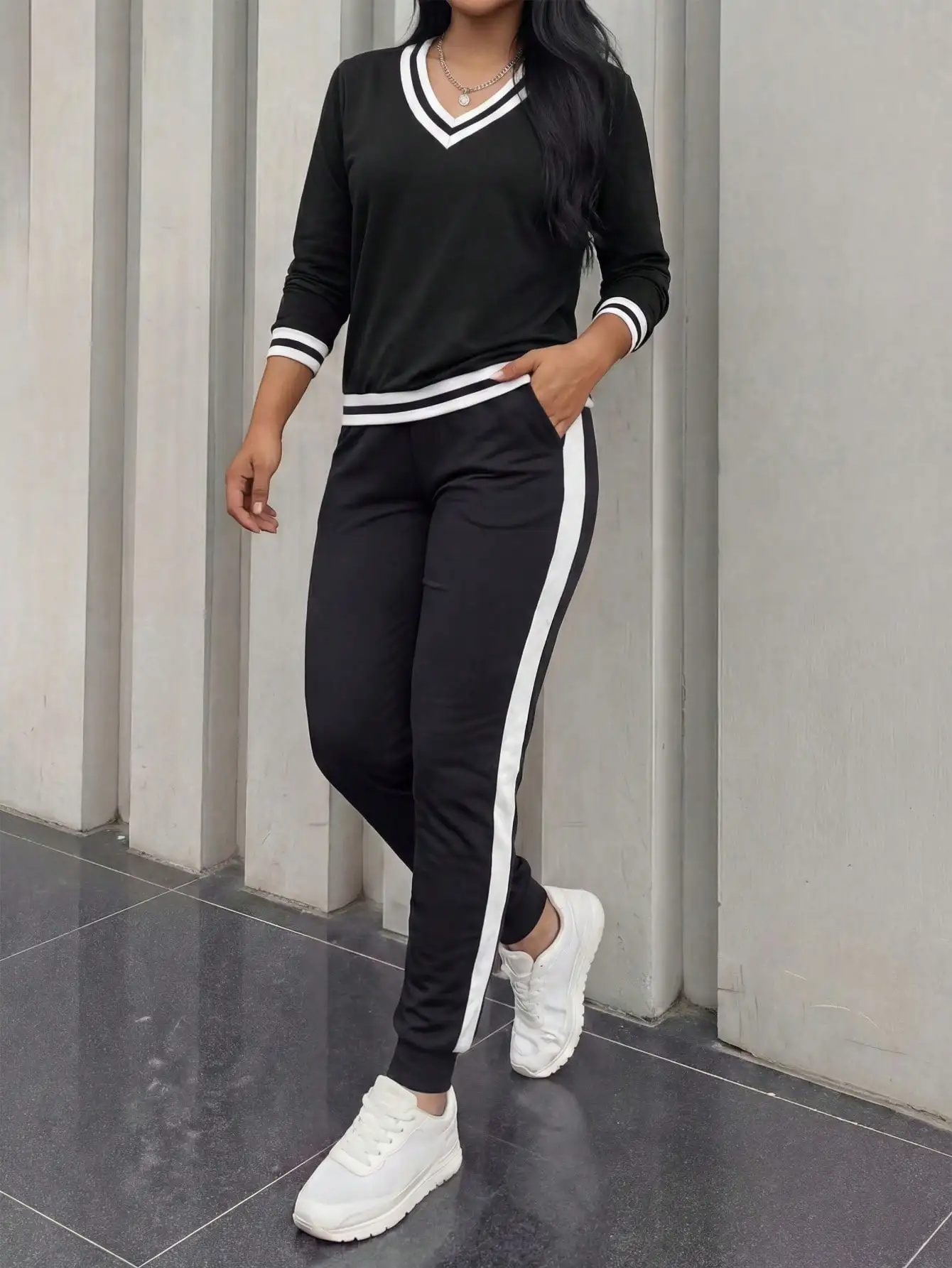 Женский комплект: черно-белый топ с V-образным вырезом и длинными рукавами, а также брюки-джоггеры с боковыми полосками
Женский комплект: черно-белый топ с V-образным вырезом и длинными рукавами, а также брюки-джоггеры с боковыми полосками