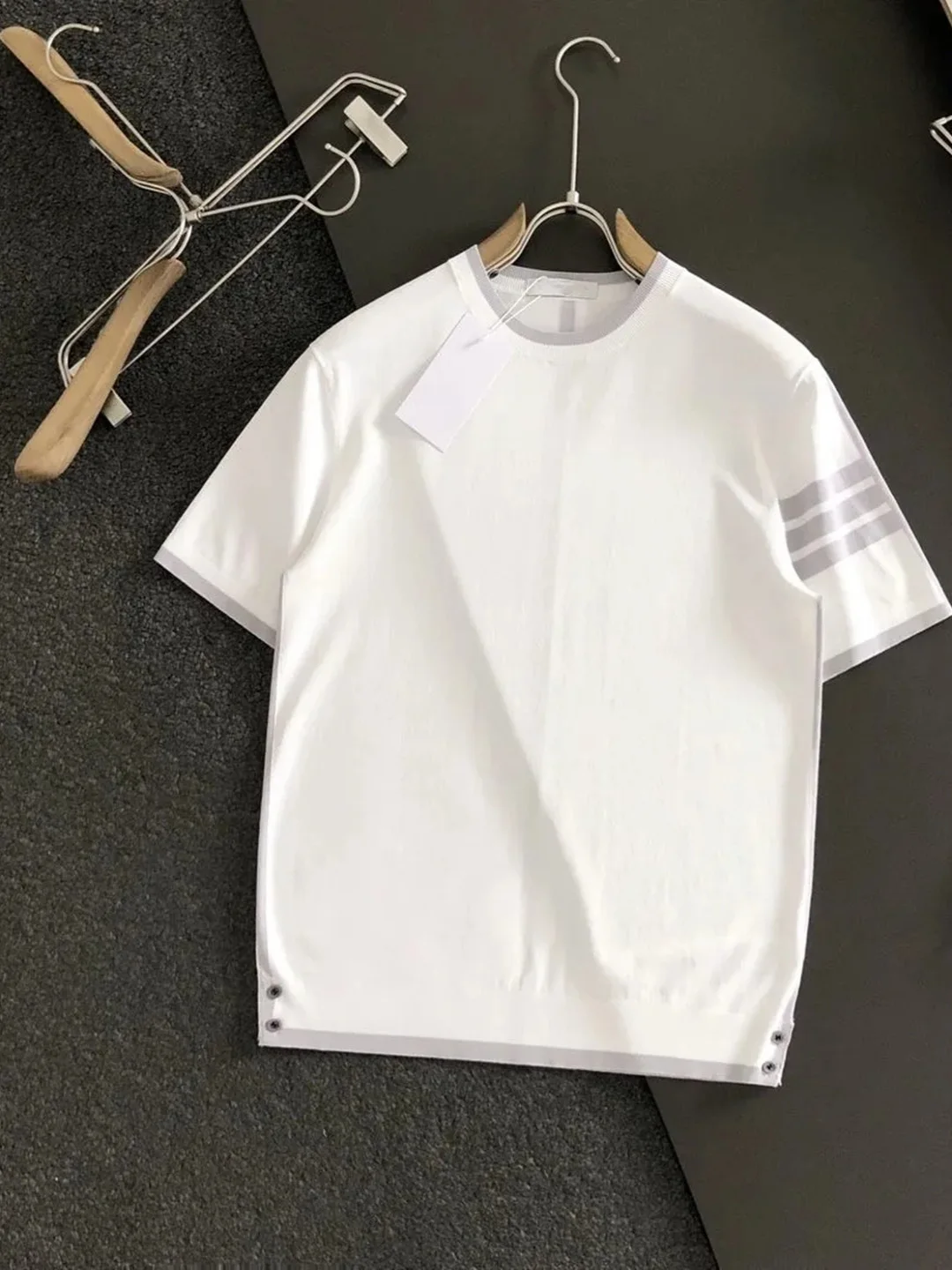 Summer Faion Brand Sle ort Sve round Ne Thin Knitted T-irt Casual Breathable Couple f Sve Knitwear
Summer Faion Brand Sle ort Sve round Ne Thin Knitted T-irt Casual Breathable Couple f Sve Knitwear