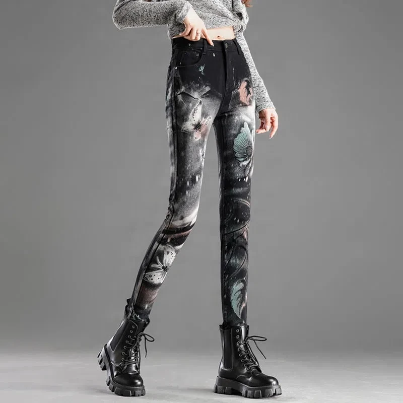 2024 Spring Autumn New Jeans Women Black Printed High Elastic Diamond Inlay Pencil Pants Female Slim Fashion Versatile Trousers
2024 Spring Autumn New Jeans Women Black Printed High Elastic Diamond Inlay Pencil Pants Female Slim Fashion Versatile Trousers