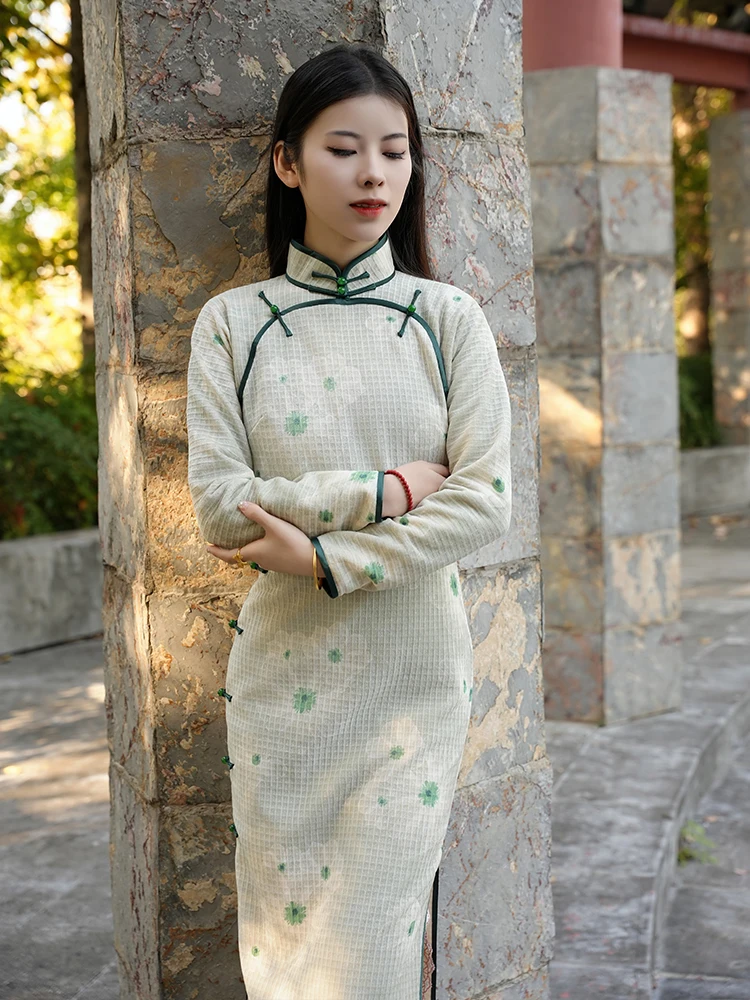 Новая зимняя модель с длинным рукавом, оригинальный приталенный крой, с принтом горного лотоса, из шелка Линлун, с воротником-стойкой, винтажный стиль
Новая зимняя модель с длинным рукавом, оригинальный приталенный крой, с принтом горного лотоса, из шелка Линлун, с воротником-стойкой, винтажный стиль