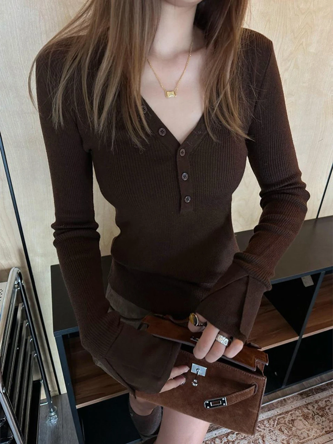 Caramel V-Neck Button Long Sleeve Soft Knitted Base Shirt Women's Autumn Winter New Style High-End Slimming Personality Top
Caramel V-Neck Button Long Sleeve Soft Knitted Base Shirt Women's Autumn Winter New Style High-End Slimming Personality Top