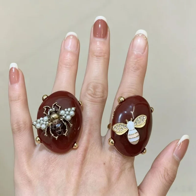 Vintage Metal Ring for Women Unique Design Resin Drip Bee Hand Shape Oversized Index Ring Versatile Everyday Luxury Jewelry Acce
Vintage Metal Ring for Women Unique Design Resin Drip Bee Hand Shape Oversized Index Ring Versatile Everyday Luxury Jewelry Acce