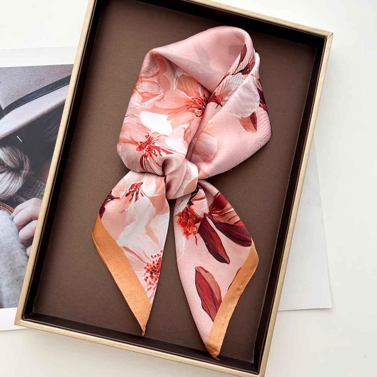 Квадратный шарф с цветочным принтом для женщин, шарфы из искусственного шелка, банданы, роскошный хиджаб, шейный платок, элегантная дорожная шаль, накидки
Квадратный шарф с цветочным принтом для женщин, шарфы из искусственного шелка, банданы, роскошный хиджаб, шейный платок, элегантная дорожная шаль, накидки