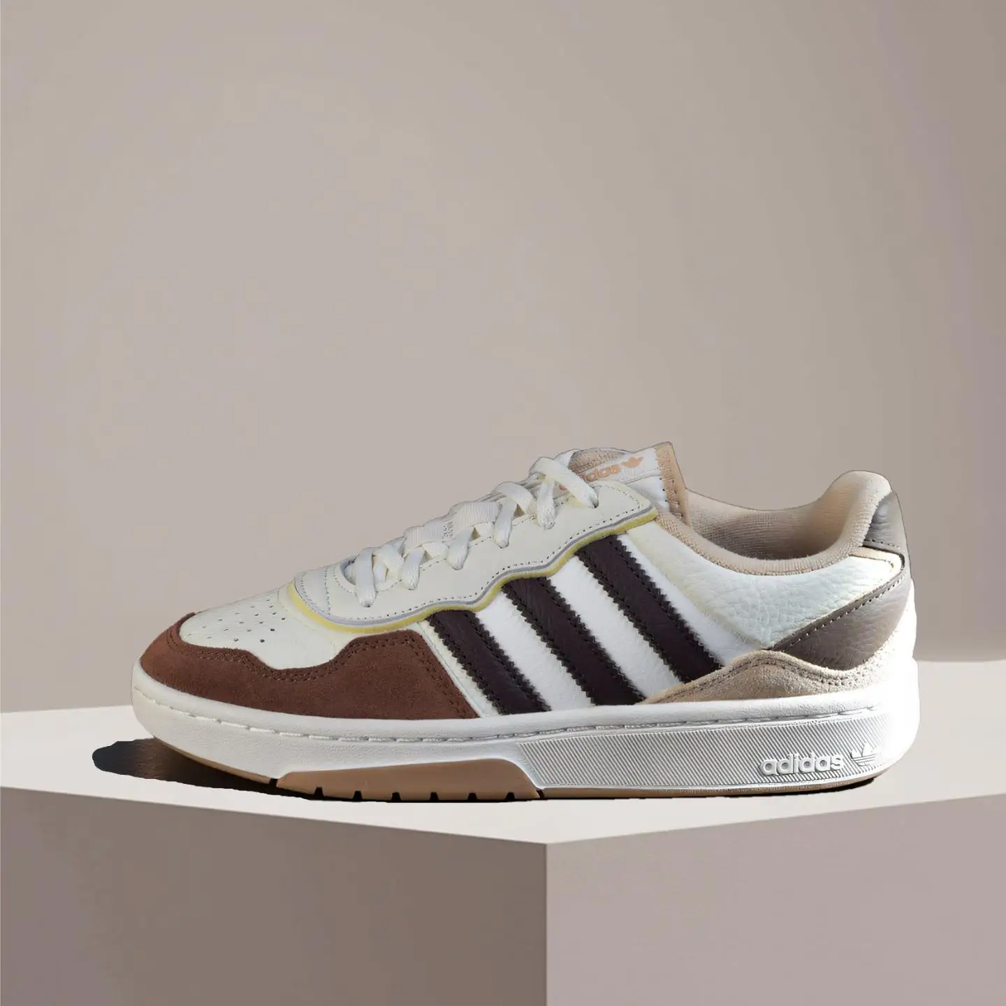 Классические модные нескользящие удобные и прочные низкие кеды adidas Originals Courtic унисекс JQ3152
Классические модные нескользящие удобные и прочные низкие кеды adidas Originals Courtic унисекс JQ3152