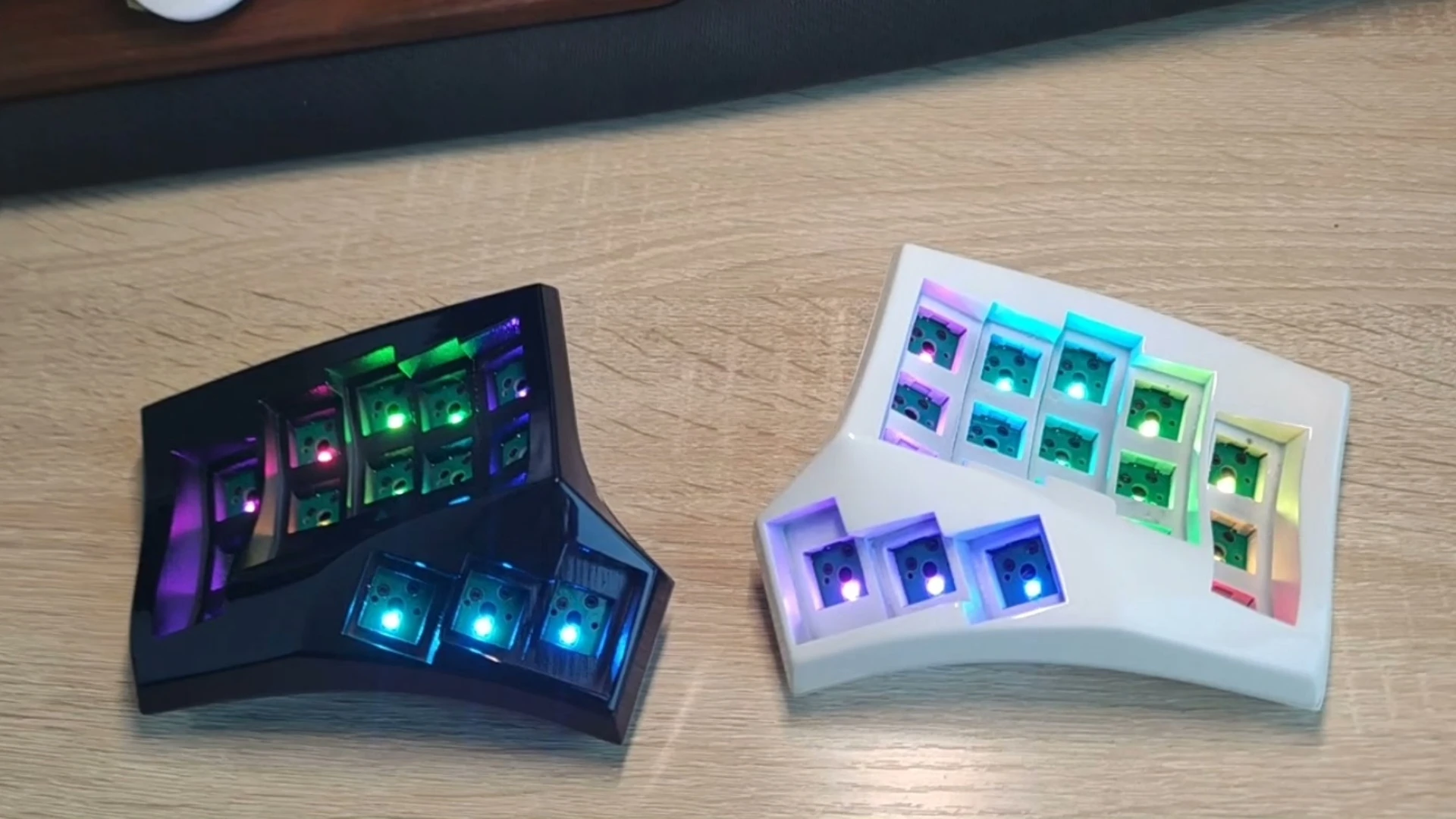 Cygnus Split Keyboard Kit Custom 3x5 Wired Bluetooth Doul-mode Hot Swap Keyboard ZMK RGB 3D Printing PETG Mechanical Keyboard
Cygnus Split Keyboard Kit Custom 3x5 Wired Bluetooth Doul-mode Hot Swap Keyboard ZMK RGB 3D Printing PETG Mechanical Keyboard