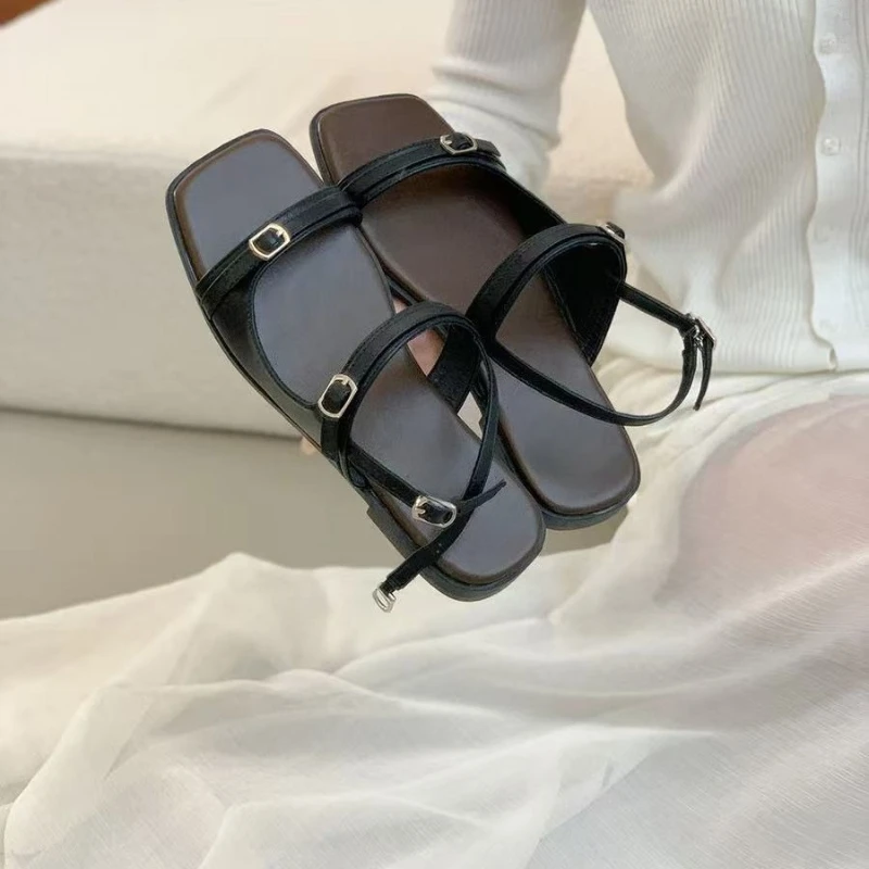 Новинка 202, римские сандалии на плоской подошве, женская летняя одежда, простые пляжные туфли на мягкой подошве с квадратным носком и металлической пряжкой
Новинка 202, римские сандалии на плоской подошве, женская летняя одежда, простые пляжные туфли на мягкой подошве с квадратным носком и металлической пряжкой