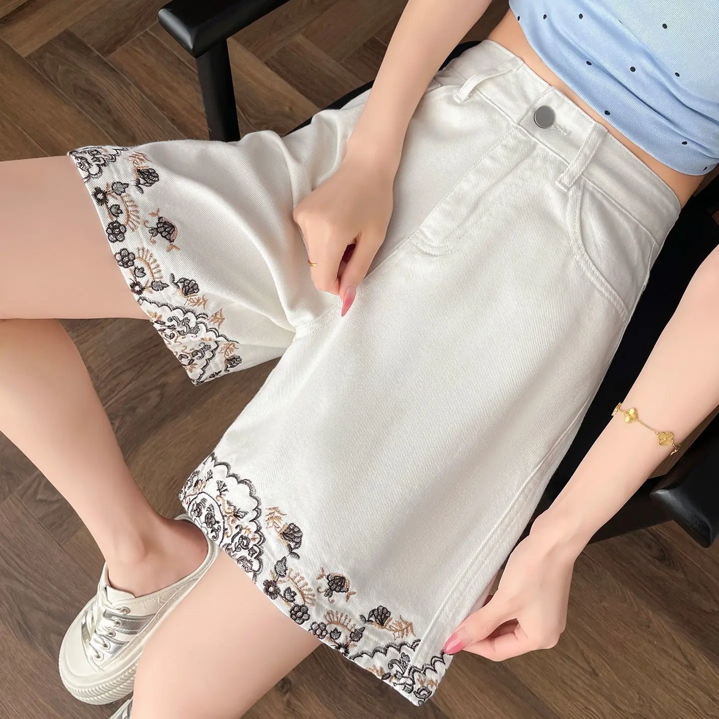 Leisure Loose Denim Shorts Women 2026 Summer New Embroidered Lace White Denim Shorts Fashion Retro High Waist Jean Shorts
Leisure Loose Denim Shorts Women 2026 Summer New Embroidered Lace White Denim Shorts Fashion Retro High Waist Jean Shorts