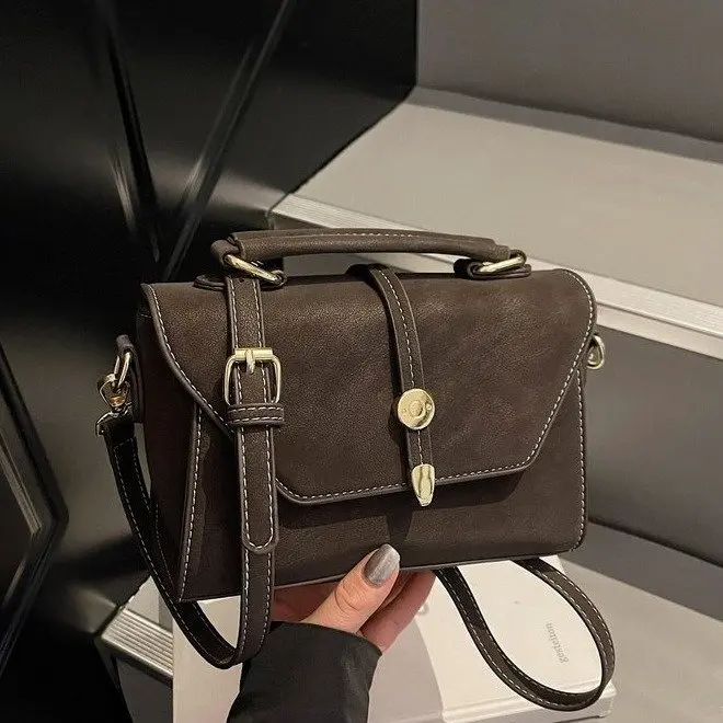 Новая нишевая ретро-сумка 2026 года: модная маленькая квадратная сумка для женщин, стильная портативная универсальная сумка-мессенджер через плечо
Новая нишевая ретро-сумка 2026 года: модная маленькая квадратная сумка для женщин, стильная портативная универсальная сумка-мессенджер через плечо