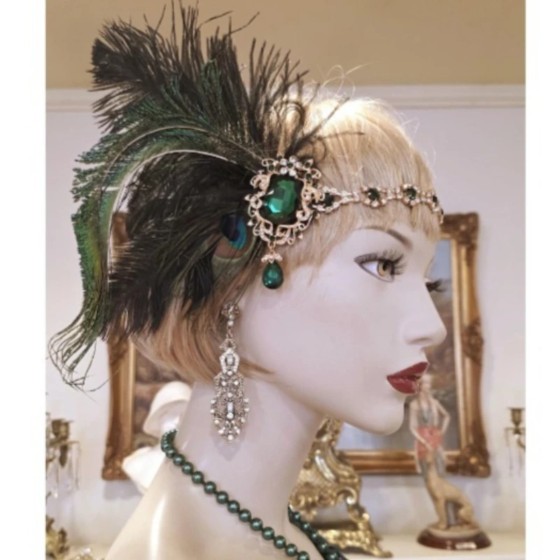 Зеленая повязка на голову в стиле 1920-х годов, вдохновленная Великим Гэтсби, с настоящими мягкими перьями, ручной отделкой бисером, пайетками и стразами, в стиле ар-деко.
Зеленая повязка на голову в стиле 1920-х годов, вдохновленная Великим Гэтсби, с настоящими мягкими перьями, ручной отделкой бисером, пайетками и стразами, в стиле ар-деко.