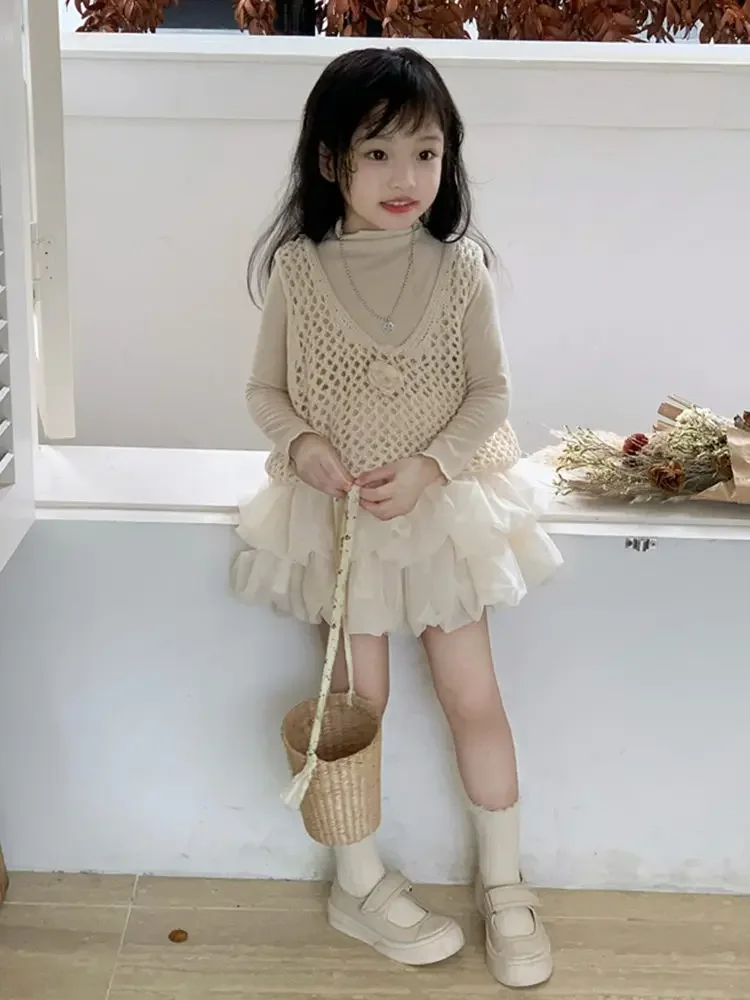 Korean Version of Girls' 2025 Spring New Retro Sweet Apricot Colored Top Mesh Half Skirt Girls Layering Flower Vest
Korean Version of Girls' 2025 Spring New Retro Sweet Apricot Colored Top Mesh Half Skirt Girls Layering Flower Vest