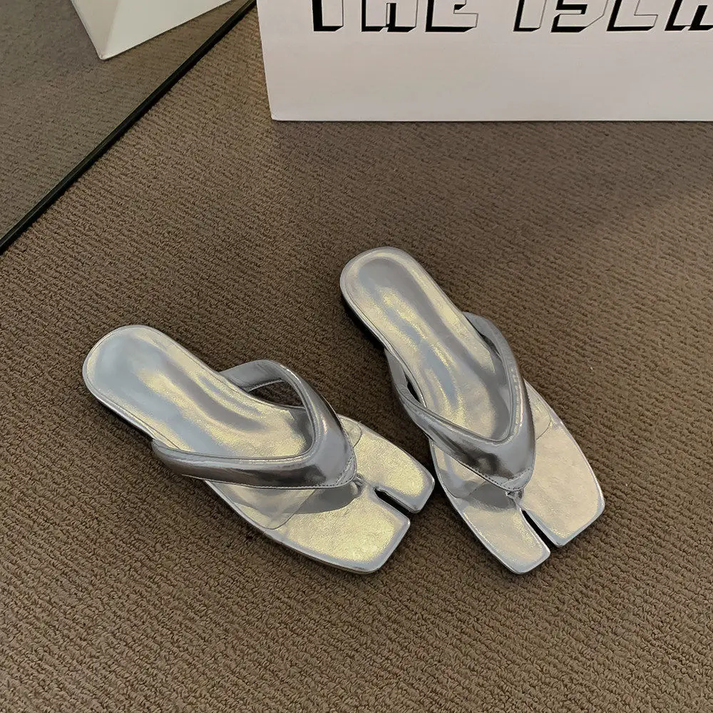 Women's Summer Flip Flops Beach Sandals Flat Thong Pig Toe Design Casual Slip-On Slides for Outdoor Daily Wear
Women's Summer Flip Flops Beach Sandals Flat Thong Pig Toe Design Casual Slip-On Slides for Outdoor Daily Wear