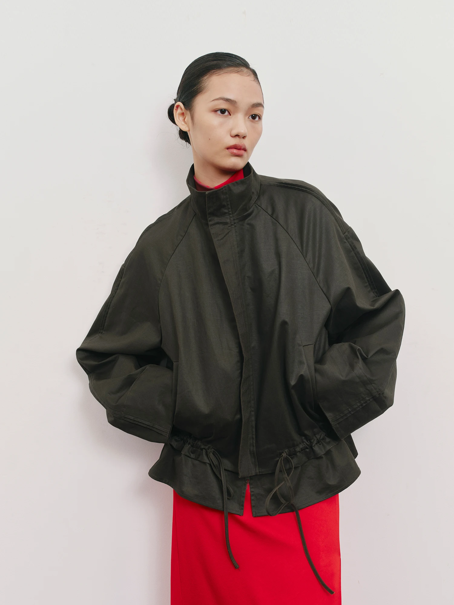 PBlueDot Весна 2025 Женская дизайнерская плиссированная куртка с воротником-стойкой, поясом на шнурке, молнией по низу, короткое пальто, оригинальный дизайн
PBlueDot Весна 2025 Женская дизайнерская плиссированная куртка с воротником-стойкой, поясом на шнурке, молнией по низу, короткое пальто, оригинальный дизайн