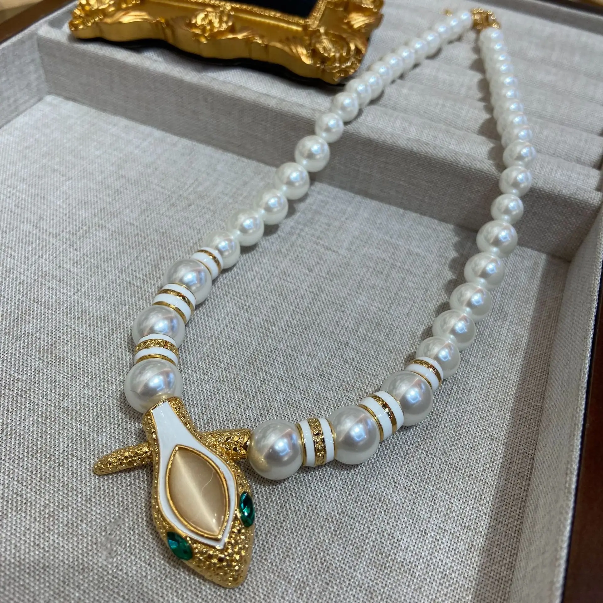 New Fashion Elegant Pearl Zircon Snake Necklace Unique Woman Jewelry Dress Banquet Accessories High Quality Original Design
New Fashion Elegant Pearl Zircon Snake Necklace Unique Woman Jewelry Dress Banquet Accessories High Quality Original Design