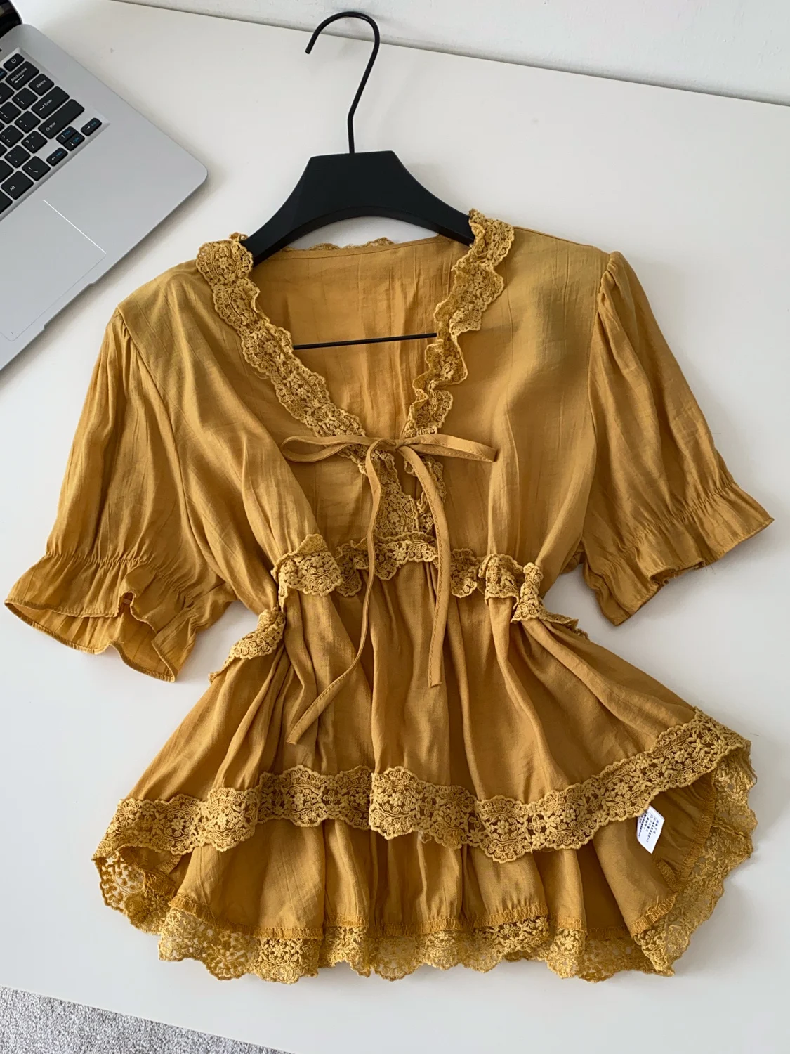 Lace Trim Loose Fit Short Sleeve V-Neck Women's Shirt Summer Slimming Fake Two-Piece Versatile Top Gentle Wind Style
Lace Trim Loose Fit Short Sleeve V-Neck Women's Shirt Summer Slimming Fake Two-Piece Versatile Top Gentle Wind Style