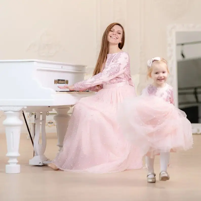 Delicate Pearls and Lace Mum and Kids Dress Long Sleeve Bow Back High Quality Mother & Daughter Party Dress for Photoshoot
Delicate Pearls and Lace Mum and Kids Dress Long Sleeve Bow Back High Quality Mother & Daughter Party Dress for Photoshoot