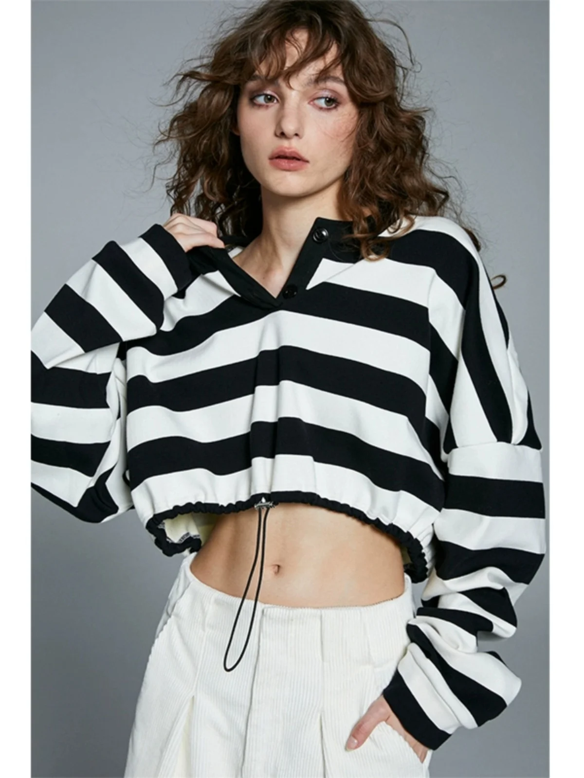 Женская укороченная толстовка Undusus 23AW с капюшоном и шнурком, черно-белая, в уличном стиле, свободного кроя, ультракороткая, из смесового хлопка и полиэстера
Женская укороченная толстовка Undusus 23AW с капюшоном и шнурком, черно-белая, в уличном стиле, свободного кроя, ультракороткая, из смесового хлопка и полиэстера