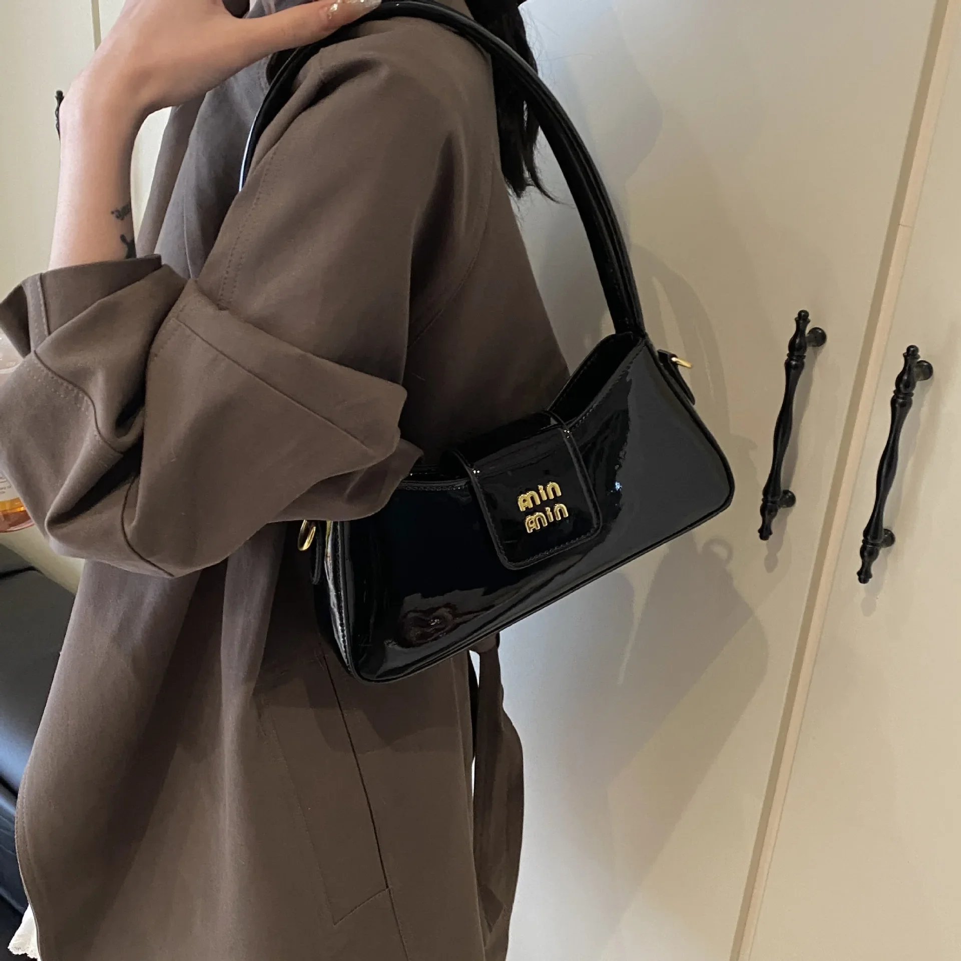 2025 Patent Leather Shoulder Bag Women's French Niche Top-Handle Underarm Purse Spring Summer Luxe Versatile Crossbody
2025 Patent Leather Shoulder Bag Women's French Niche Top-Handle Underarm Purse Spring Summer Luxe Versatile Crossbody