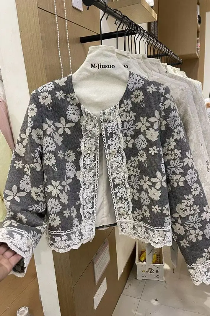 New Women's Floral O-neck Chinese Style Cropped Jacket Lace Trim Blouse Luxury Chic Spring Autumn Versatile Coats Top Outerwear
New Women's Floral O-neck Chinese Style Cropped Jacket Lace Trim Blouse Luxury Chic Spring Autumn Versatile Coats Top Outerwear