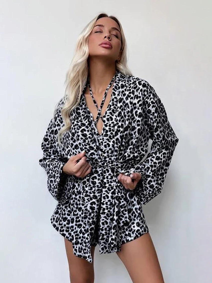 Marthaqiqi Loose Female Sleepwear Set Long Sleeve Nightgown V-Neck Pajamas Tank Tops Pyjamas Shorts Leopard Print Nightwear Suit
Marthaqiqi Loose Female Sleepwear Set Long Sleeve Nightgown V-Neck Pajamas Tank Tops Pyjamas Shorts Leopard Print Nightwear Suit