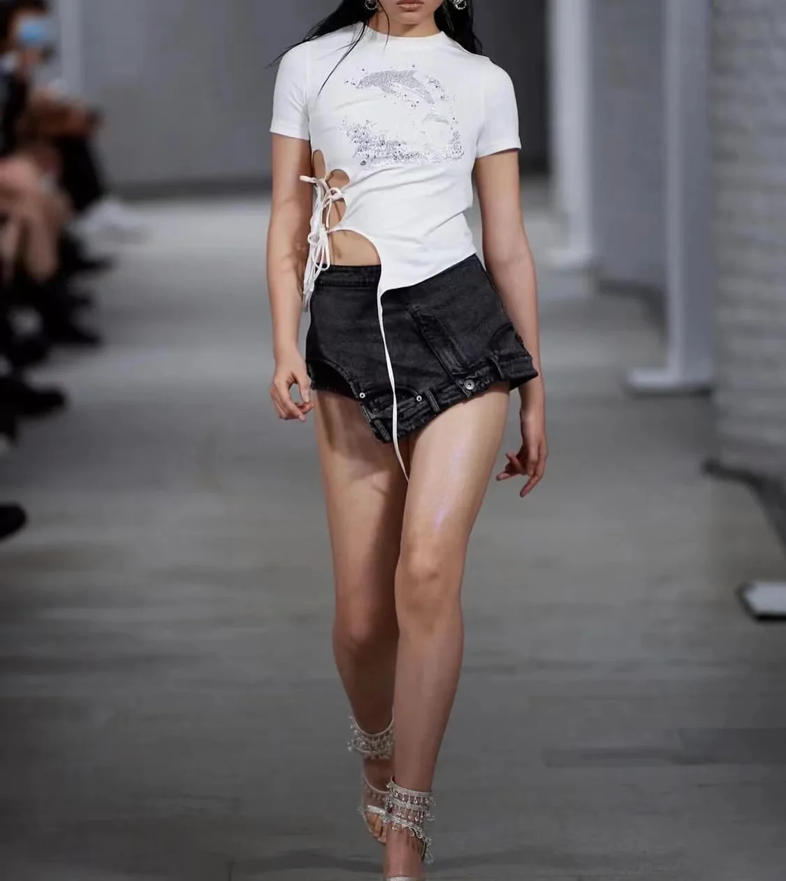 High Waist Distorted Design Stereo Tailoring Inverted Waist Head Long Leg Effectiveness Summer Cotton Stretch Denim Shorts
High Waist Distorted Design Stereo Tailoring Inverted Waist Head Long Leg Effectiveness Summer Cotton Stretch Denim Shorts