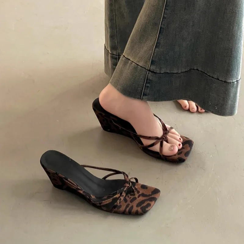 Summer Flip Flop Casual Clip Toe Wedges Heel Women Slippers Shoes Leopard Color Beach Vacation Ladies Slides Shoes
Summer Flip Flop Casual Clip Toe Wedges Heel Women Slippers Shoes Leopard Color Beach Vacation Ladies Slides Shoes
