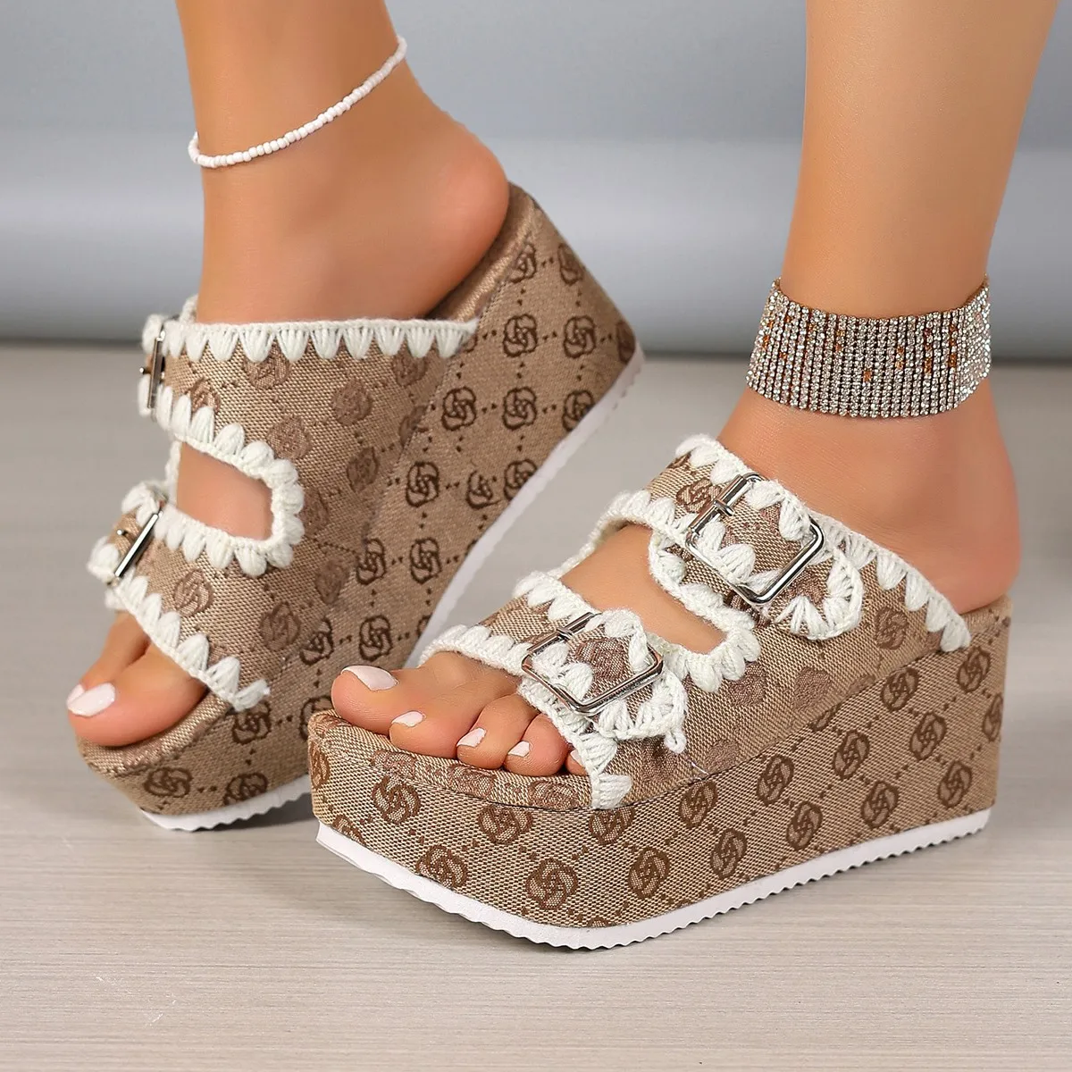 Wear large-sized thick-soled slippers with round-tipped small plum blossom metal buckles in a single line of lightweight slipper
Wear large-sized thick-soled slippers with round-tipped small plum blossom metal buckles in a single line of lightweight slipper