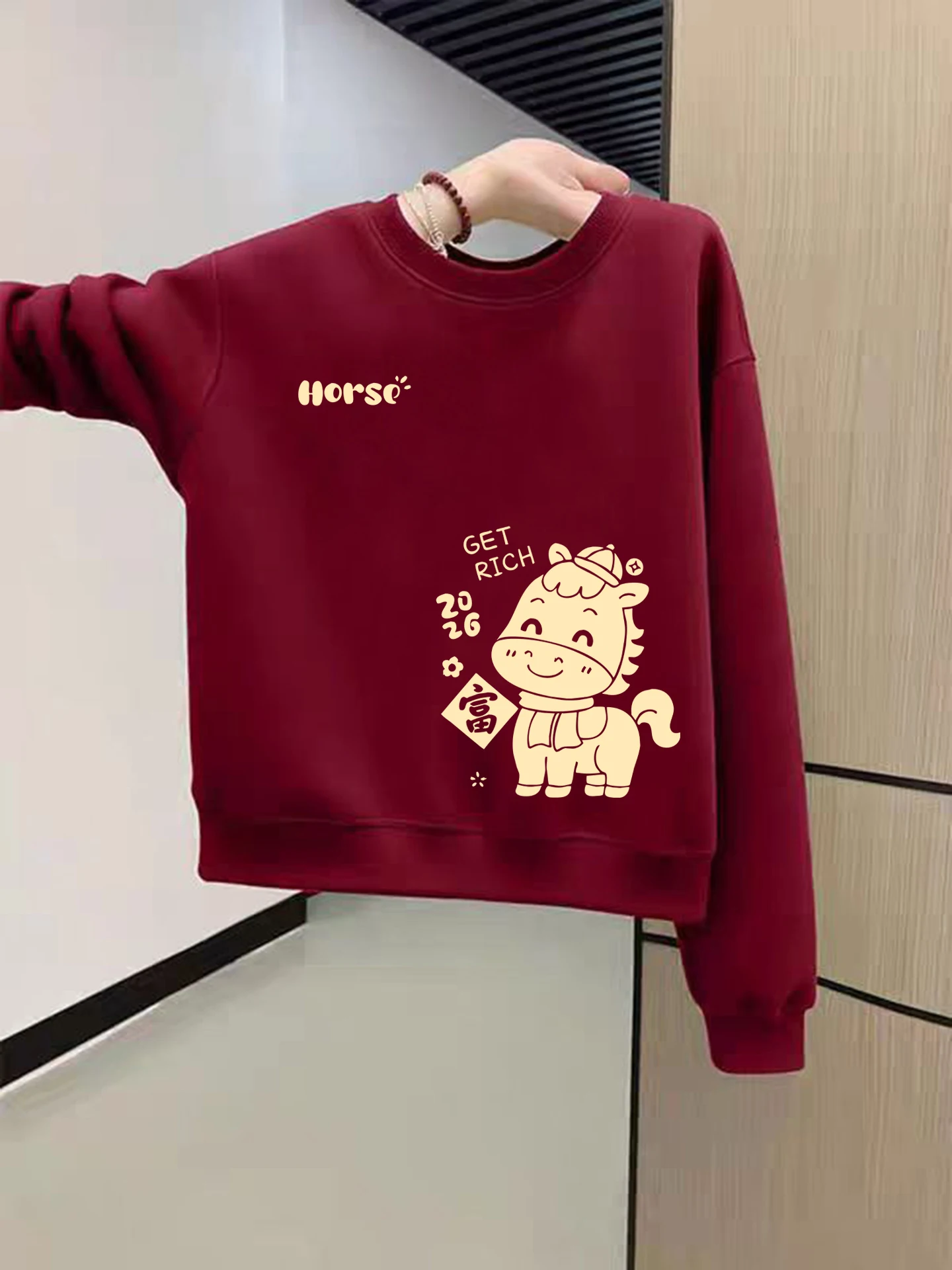 Женская толстовка с круглым вырезом и капюшоном, на флисовой подкладке, с длинными рукавами, удобная, свободного кроя, с принтом, зимняя, незаменимая вещь.
Женская толстовка с круглым вырезом и капюшоном, на флисовой подкладке, с длинными рукавами, удобная, свободного кроя, с принтом, зимняя, незаменимая вещь.