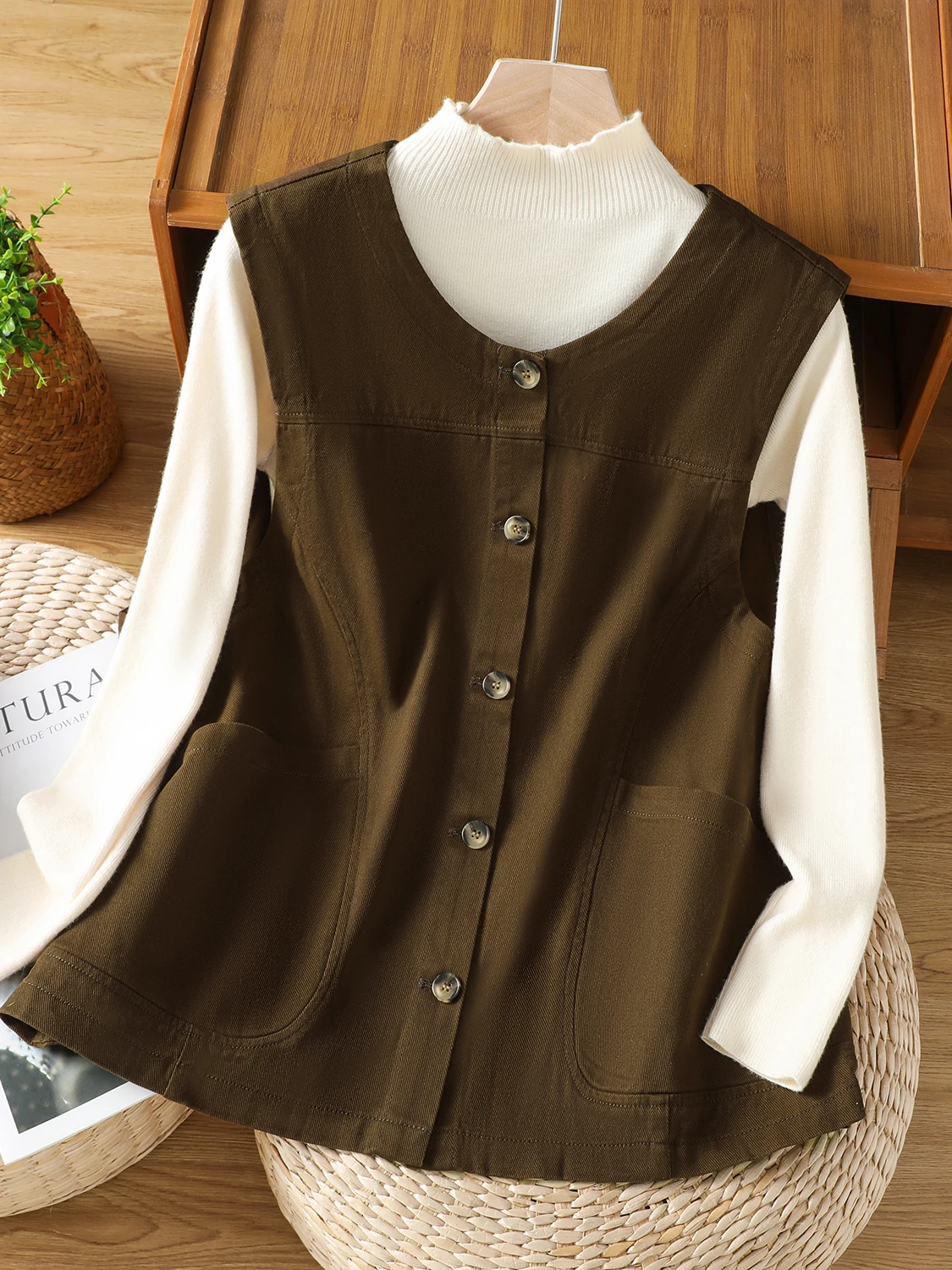 Retro Workwear round Neck Vest Women's Spring 2026 New Loose Layering Sleeveless Shoulder Pad Single Button Top
Retro Workwear round Neck Vest Women's Spring 2026 New Loose Layering Sleeveless Shoulder Pad Single Button Top