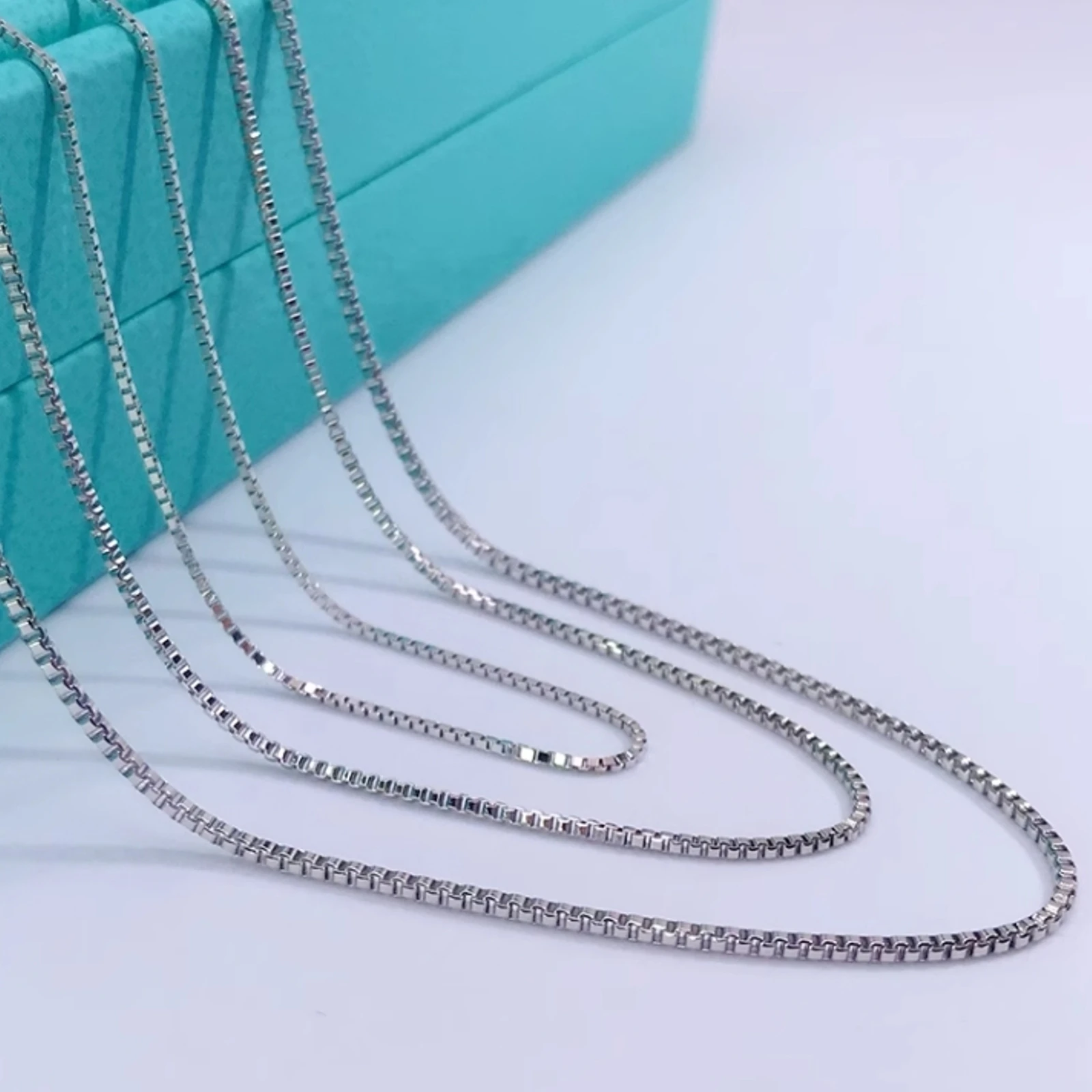 Real Pure Platinum 950 Chain Women Lucky Thin 0.9mm Box Link Necklace 3.15g/43cm
Real Pure Platinum 950 Chain Women Lucky Thin 0.9mm Box Link Necklace 3.15g/43cm
