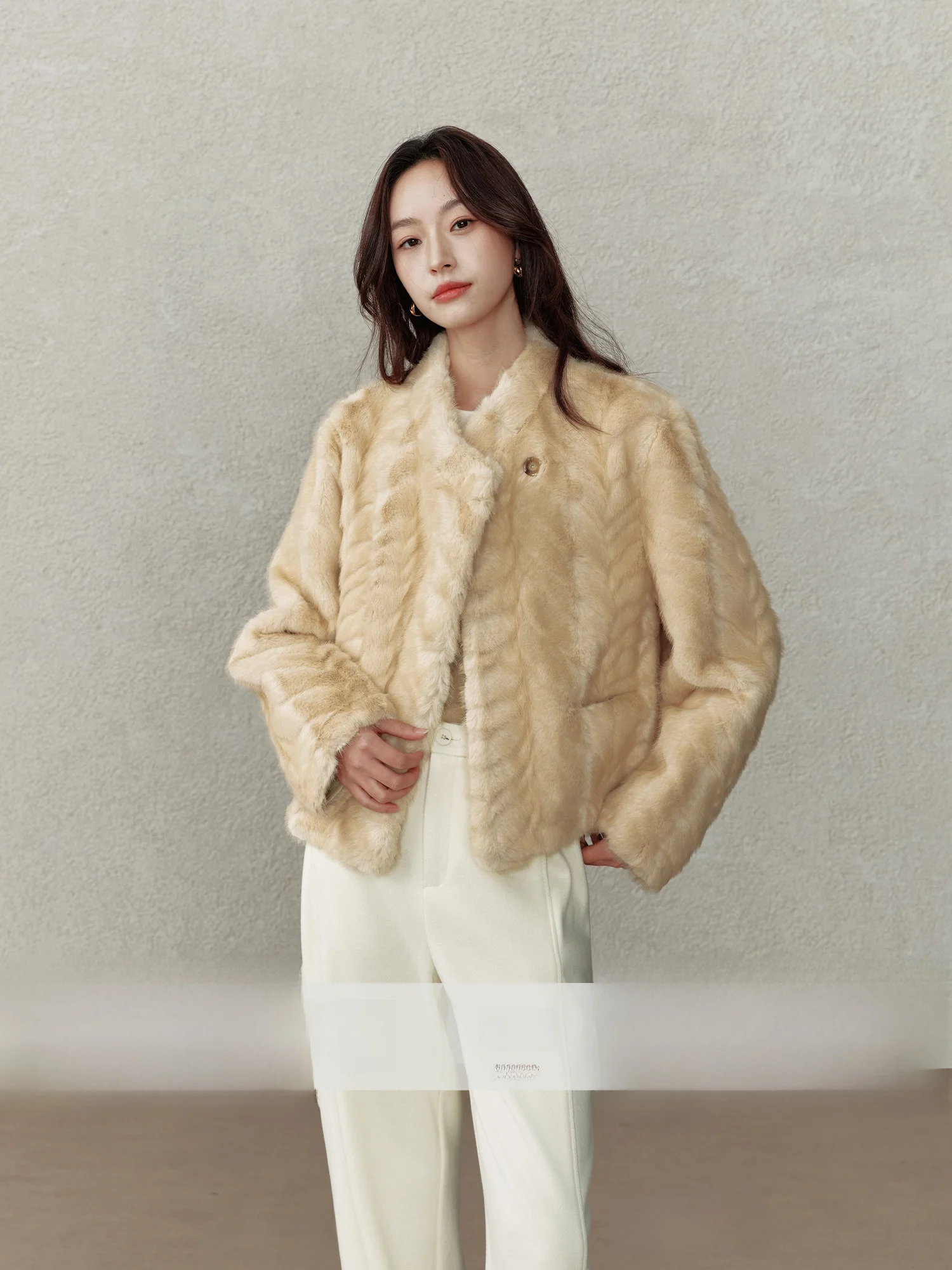 Ele Thiened Gold Le Mink Fur Jaet Women's Winter Coat Eco-friendly Simulation Leather Long Sve Casual Top
Ele Thiened Gold Le Mink Fur Jaet Women's Winter Coat Eco-friendly Simulation Leather Long Sve Casual Top