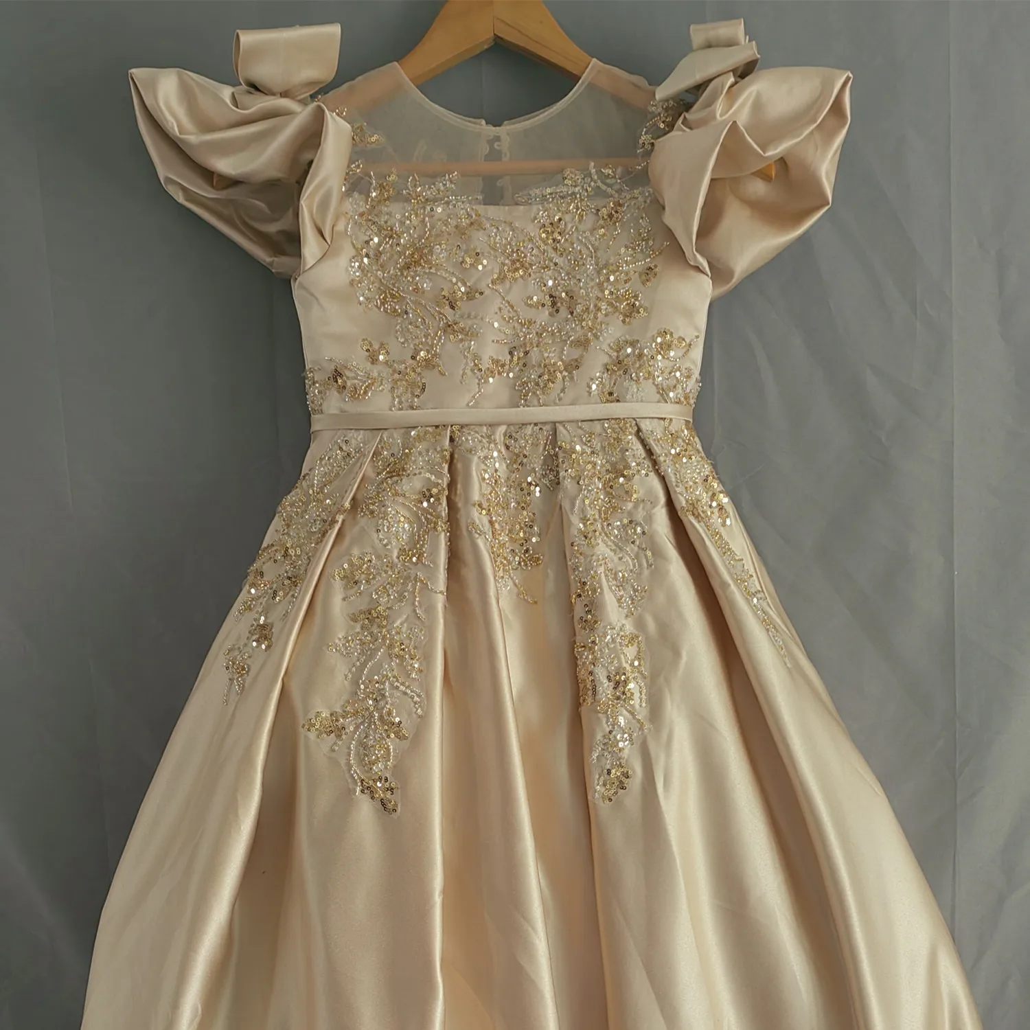 Train Flower Girl Dresses Lace Applique Princess Ball Gown Kids Birthday Party First Communion Sleeveless Floor Length Dress
Train Flower Girl Dresses Lace Applique Princess Ball Gown Kids Birthday Party First Communion Sleeveless Floor Length Dress