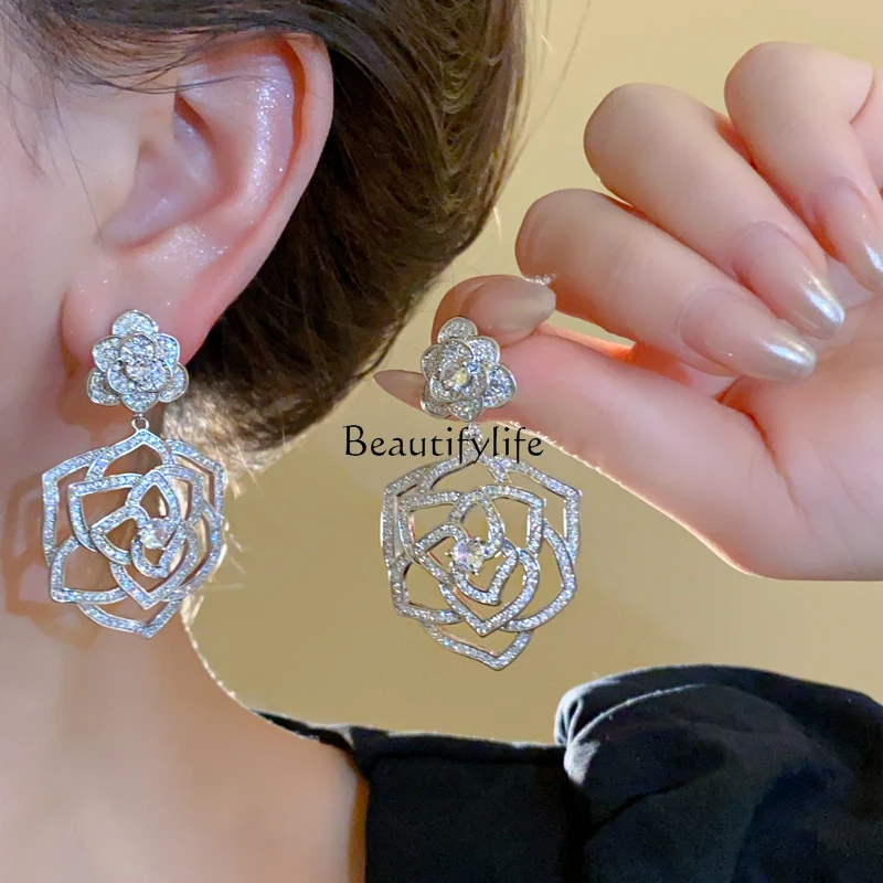 Light luxury high-end full diamond rose earrings, elegant temperament exaggerated earrings for women
Light luxury high-end full diamond rose earrings, elegant temperament exaggerated earrings for women