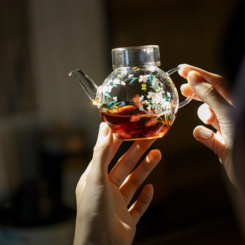 Чайник из боросиликатного стекла, термостойкий цветущий цветочный дизайн, чайный сервиз Gongfu с фильтрующей плитой, безопасная ручка сверху
Чайник из боросиликатного стекла, термостойкий цветущий цветочный дизайн, чайный сервиз Gongfu с фильтрующей плитой, безопасная ручка сверху