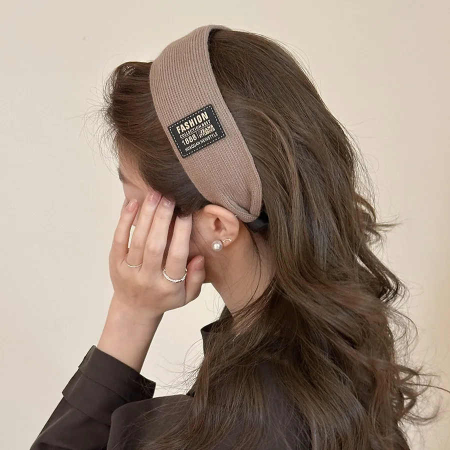 Premium Wide Velvet Headband Korean Style Vintage Logo Versatile Hair Band for Women Daily Fall Winter Comfortable Beige
Premium Wide Velvet Headband Korean Style Vintage Logo Versatile Hair Band for Women Daily Fall Winter Comfortable Beige