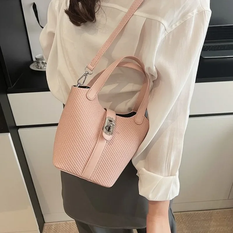 Elegant Ladies Messenger Leather Tote Luxury Designer Diaper Bag Classic Handbag Large Capacity Crossbody Handbag
Elegant Ladies Messenger Leather Tote Luxury Designer Diaper Bag Classic Handbag Large Capacity Crossbody Handbag