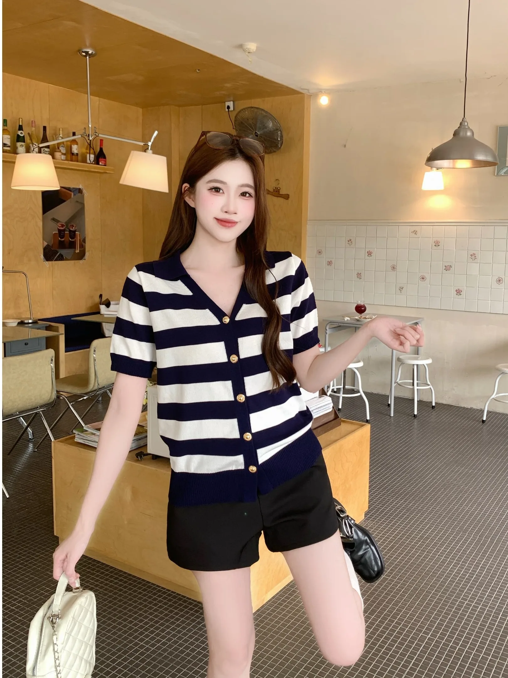 plus Size Women's V-Neck Striped Knit Short Sleeve T-Shirt Summer Slimming Fashionable Top Korean Style Comfortable Breathable
plus Size Women's V-Neck Striped Knit Short Sleeve T-Shirt Summer Slimming Fashionable Top Korean Style Comfortable Breathable